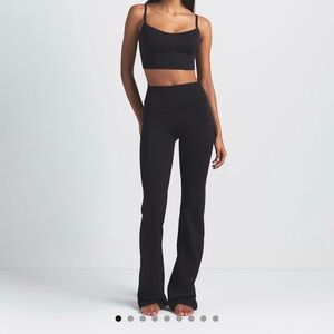 NikeSKIMS Matte
Women's High-Waisted Slim Flared Leggings XS